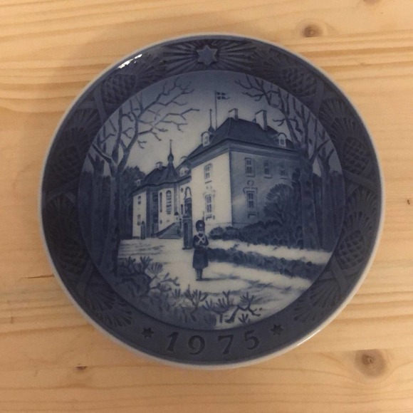 Royal Copenhagen,‎ Christmas plate, 1975. The queens Christmas residence. EUC - Picture 1 of 2